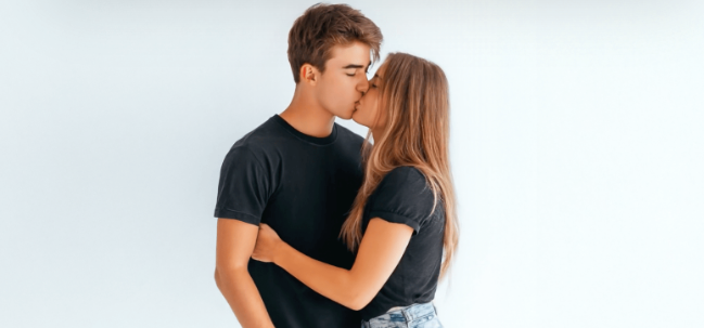 French Kiss style preview showing a standing couple in black T-shirts kissing