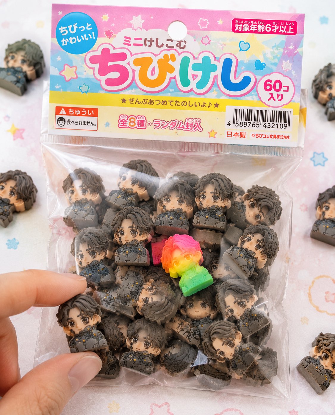 带有彩色日文文字和人物造型迷你橡皮的日系商品包装