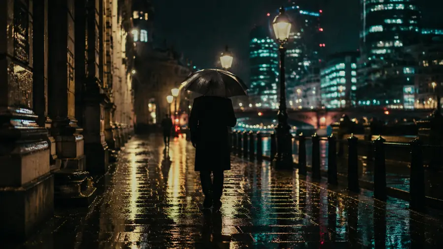 AI 视频转视频效果:城市街头漫步被重绘为电影感雨夜场景,行人撑伞前行